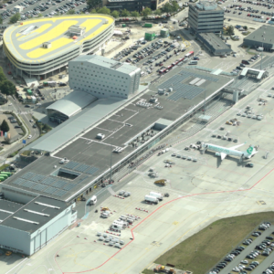 Herbouwd parkeergebouw Eindhoven Airport geopend