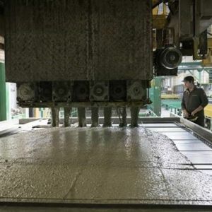 De geautomatiseerde carrousel stort het CO2-arme beton in de betonfabriek van Voorbij Prefab